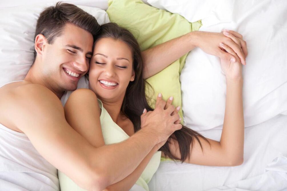 Femeie cu bărbat și lubrifiant secretat când este trezită
